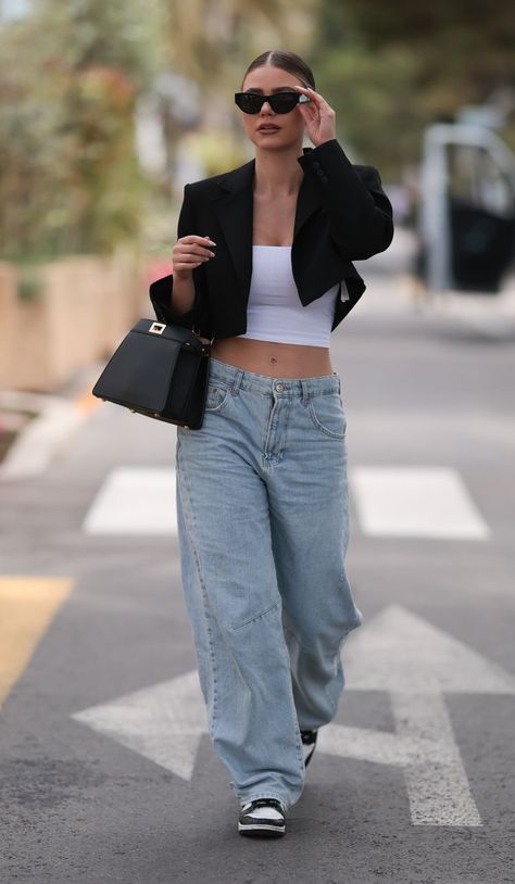 Outfits With Wide Leg Jeans, Wide Leg Jean Outfits, Leg Outfit, How To Style Baggy Jeans, Wide Leg Jeans Outfits, Denim Pants Outfit, Baggy Pants Outfit, Wide Leg Outfit, Style Wide Leg Jeans