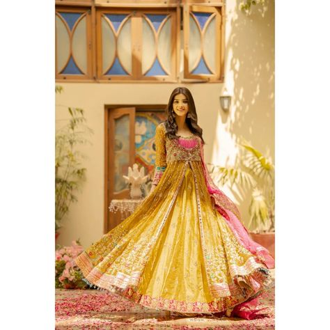 Yellow Pakistani Dress, Dress For Mehndi, Frock Pakistani, Bridal Frock, Lehenga Yellow, Lehenga Silk, Mehendi Ideas, Embroidery Lehenga, Wedding Fits