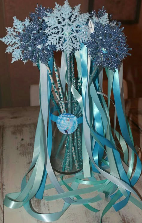 Frozen Wands, Frozen 3rd Birthday, Frozen Birthday Party Decorations, Elsa Birthday Party, Diy Snowflake, Frozen Bday Party, Disney Frozen Birthday Party, Frozen Birthday Theme, Princess Wands