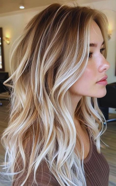 Ash Blonde With Caramel Lowlights, Platinum Blonde And Copper Hair, Strawberry Blonde Platinum Balayage, Blonde Hair With Thick Lowlights, Blonde Balayage Fall 2024, Blonde With Fringe Bangs, Fall Hair Color With Blonde, Root Blend Brunette, Dirty Blonde Fall Hair Color