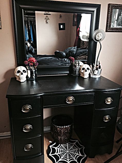 Halloween vanity decorations Gothic Vanity, Goth Bedroom, Gothic Room, Halloween Decor Diy, Gothic Bedroom, Girly Makeup, Makeup Room Decor, Gothic Furniture, Diy Halloween Decor