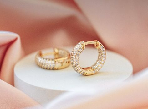 Rose Gold Jewelry Photography, Simple Jewelry Photography Ideas, Fine Jewelry Photography Ideas, Hoop Earring Photography, Gold Photography Jewelry, Diamond Jewelry Photography Ideas, Aesthetic Jewelry Photography Ideas, Hoop Earrings Photography, Silver Jewelry Photography Ideas