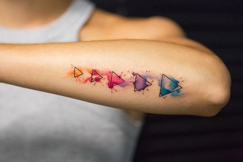 39 Pretty Watercolor Tattoos That'll Convert Even the Biggest Needlephobes Geometric Watercolor Tattoo, Colorful Tattoo, Tattoo Trend, Perfect Tattoo, Watercolor Tattoos, Tattoos For Black Skin, Original Tattoos, Disney Tattoo, Delicate Tattoo