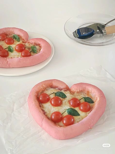 Cute Pink Food, Apricot Butter, Pink Pizza, Smoothie Coffee, Coffee Boba, Butter Corn, Strawberry Recipe, Cute Pizza, Food Recepie