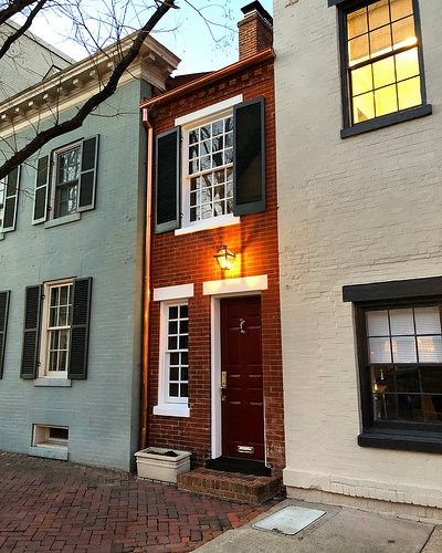 Small City House, Narrow Townhouse, Small Townhouse, Spite House, Terrace House Exterior, Terrace Houses, Old Victorian House, Town Homes, Town Home