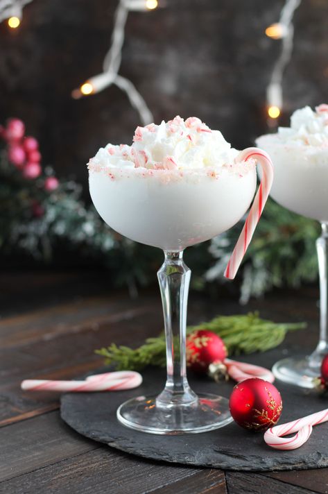 Candy Cane Martini | 3 Yummy Tummies White Christmas Martini, Dessert Martini, Candy Cane Martini, Christmas Cocktail Recipes, Cocktail Recipes At Home, Best Christmas Cocktails, Cranberry Mimosa, Peppermint Schnapps, Peppermint Martini