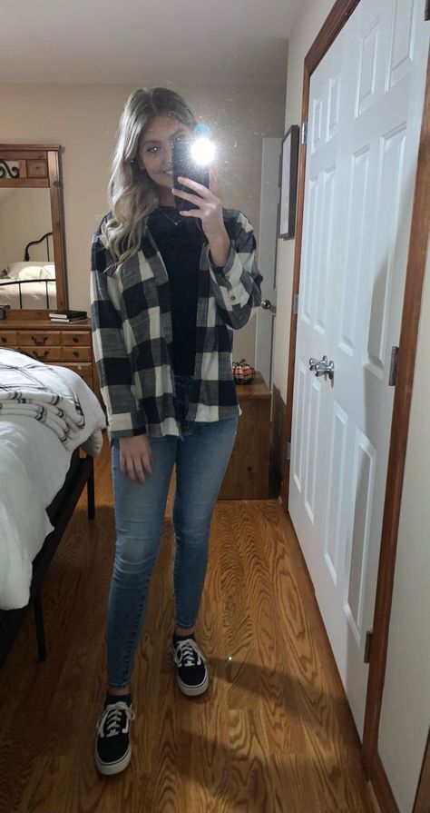 Gray Vans Outfit, Flannels Outfit, Checkered Shirt Outfit Women, Black And White Flannel Outfit, Black Flannel Outfit, White Flannel Outfit, Checkered Shirt Outfit, Flannel Outfits Fall, Black Check Shirt