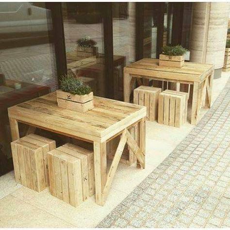 Decoracion Pallet Table And Chairs, Table Chair Design For Cafe, Pallet Restaurant Ideas, Pallet Dining Table And Chairs, Pallet Dining Chairs, Outdoor Cafe Table And Chairs, Restaurant Table And Chair Design, Coffee Shop Chairs And Tables, Diy Restaurant Tables