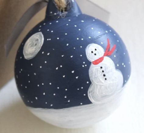 Small Bauble Ideas, Christmas Bauble Painting, Bauble Painting Ideas, Bauble Painting, Hand Painted Christmas Balls, Christmas Balls, Christmas Baubles, Decor Diy, Christmas Decor Diy