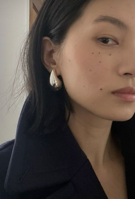 Bottega Earrings, Styling Jewelry, 2023 Fashion Trends, Earrings Outfit, Chunky Gold Hoop Earrings, Jewelry Styling, Chunky Earrings, Jewelry Tattoo, Earring Trends