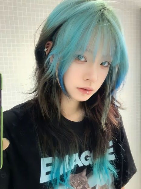 Transform Your Tresses with Two-Tone Hair Color Dyed Hair Inspiration Unique, Two Toned Long Hair, Blue Hair Two Tone, Two Toned Hair Ideas, Two Tone Hair Short, Anime Inspired Hair Color, Unique Hair Color Ideas For Black Hair, Hidden Hair Color Ideas, Two Tone Purple Hair