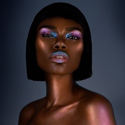 Holographic Makeup That Will Give You The Ultimate Glow Alien Make-up, Trucco Glam, Mekap Mata, Scrub Corpo, High Fashion Makeup, The Siren, Smink Inspiration, Cool Makeup Looks, Photoshoot Makeup