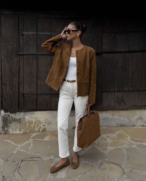 Suede Flats Outfit, Suede Blazer Outfit, Brown Booties Outfit, Outfit Feminine, Style Tricks, Slippers Outfit, Booties Outfit, Suede Blazer, Outfit Chic