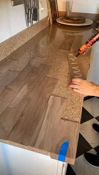 The DIY Fake Butcher Block Countertop: The Tutorial- #Block #Butcher #Countertop #DIY #Faux #Tutorial Check more at https://howcandothis.com/diyideas/the-diy-fake-butcher-block-countertop-the-tutorial-2/ How To Tile Countertops Diy, Tile Over Countertops, Counter Top Diy Makeover, Vinyl Plank Countertop, Wood Countertops Kitchen Diy, Diy Island Countertop, Cheap Countertop Ideas Diy, Diy Wood Countertops Kitchen, Benchtop Ideas