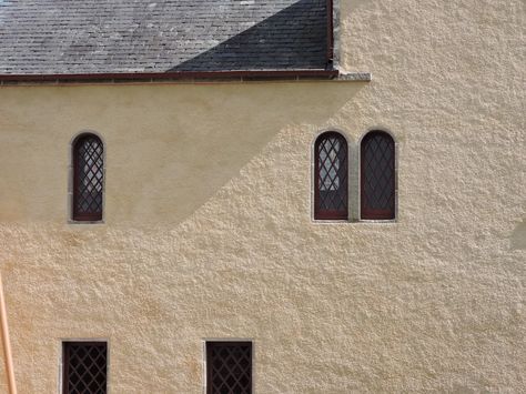 Mound House, Lime Render, Rendered Houses, Lime Plaster, Courtyard Design, Traditional Exterior, Listed Building, Village House, Village Houses