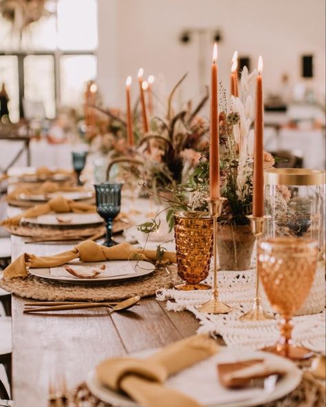 Amber And Copper Wedding, Boho Wedding Glassware, Earth Tone Tablescape, Eclectic Table Settings Wedding, Gold And Amber Wedding Table, Green And Orange Wedding Table, Earth Tone Table Setting, Amber Glassware Wedding, Earth Tone Decoration Party