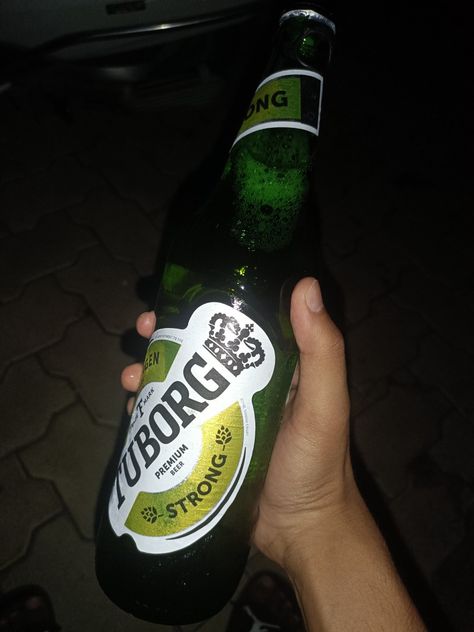 Fake Beer Photo, Carlsberg Beer Snap, Budweiser Beer Snapchat, Beer Drinking Images, Beer Pic, Drinking Alcohol Aesthetic, Barish Pic, Beer Snap, Tuborg Beer