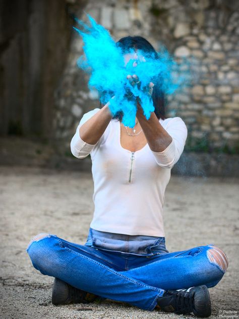 Blue holi powder by darvoiteau Holi Pose Ideas, Holi Photoshoot Ideas, Holi Shoot, Freeze Mode, Holi Photoshoot, Holi Pics, Powder Photography, Black And White Camera, Chalk Photography