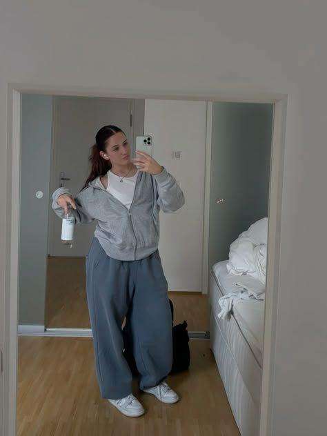 Cold Baggy Outfits, Baggy Clothes Midsize, Baggy Sweatpants Aesthetic, Gym Day Outfits For School, Baggy Leggings Outfit, Outfit Ideas Sporty Fashion, Super Oversized Shirt Outfit, Baggy Gym Fits For Women, Gym Fits Oversized