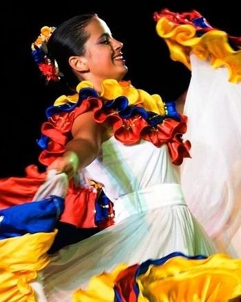 Venezuelan Clothing, Venezuela Beaches, Colombian Culture, Dance Festival, Female Dancers, World Dance, Folk Dance, Celebrity Design, Hispanic Heritage