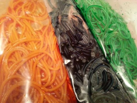 Make Halloween Spaghetti for spooky fun sensory play for kids! It's easy to dye pasta in fun colors. Babies and toddlers learn by experiencing things through their senses and these colorful noodles are perfect to add to a sensory bin. Preschoolers and older kids can have fun too and discuss how it feels. You don't have to play with your food, you can serve Halloween Spaghetti for dinner too! Pasta Activities, Spaghetti Sensory Play, Spooky Meals, Halloween Spaghetti, Dye Pasta, Colored Noodles, Colored Pasta, Play For Kids, Fun Halloween Food