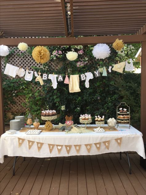 Basic Baby Shower Ideas, Baby Shower Garland Ideas, Simple Outdoor Baby Shower Ideas, Backyard Baby Shower Decor, Indoor Baby Shower Decor, Baby Shower Outside Ideas, Baby Shower Decorations Outdoor, At Home Baby Shower Ideas Decoration, Table Baby Shower