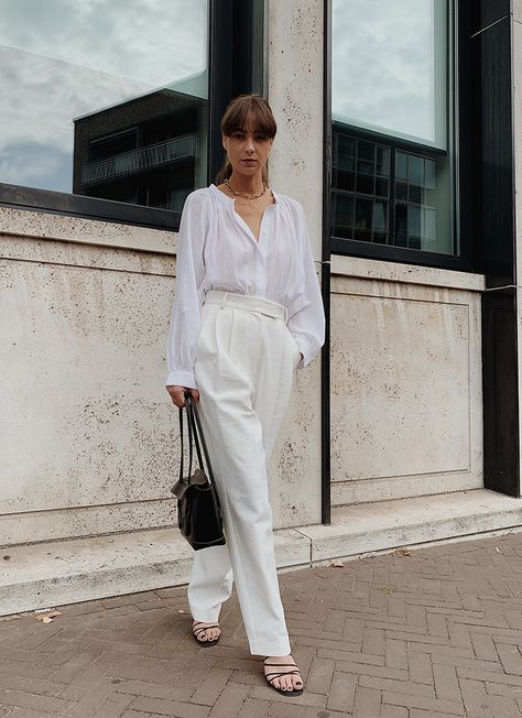 Oversized White — MODEDAMOUR Old Money Summer Outfits, Old Money Summer, Chique Outfit, Style Parisienne, Colorful Outfits, Leather Strap Sandals, Beige Outfit, Winter Mode, Oversized Blouse