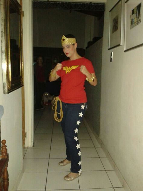 Easy Wonder Woman costume = add some stars to jeans & put on a WW tee. Add the lasso & a couple of accessories & we're good to go! Halloween Costume Ideas For Work, Costume Ideas For Work, Wonder Woman Costume Diy, Wonder Woman Diy, Superhero Week, Superhero Camp, Diy Superhero Costume, Mom Halloween Costumes, Halloween Treat Ideas