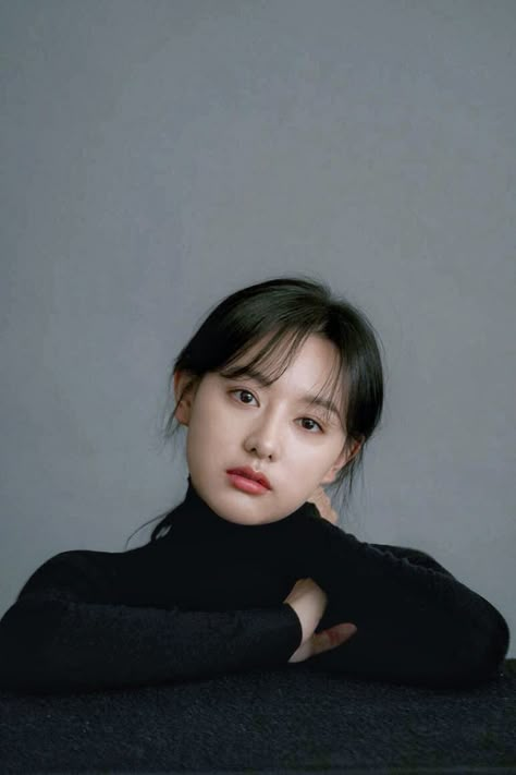 Kim Ji Won Photoshoot, Creative Shot Ideas, Professional Profile Pictures, The Man In The Moon, Korean Photoshoot, Long Hair Style, Shot Ideas, Kim Jiwon, Man In The Moon