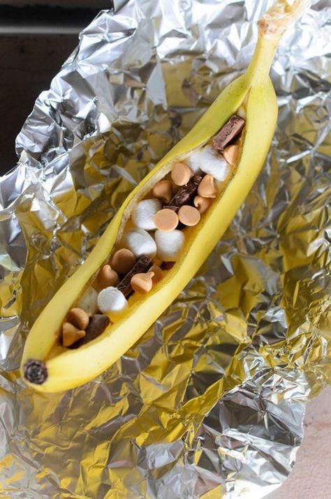 Campfire Banana Boats, Banana Smores, Campfire Bananas, Campfire Desserts, Camping Hacks Food, Smore Recipes, Camping Desserts, Grilling Sides, Banoffee Pie