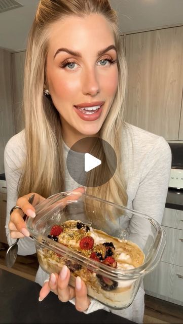 Ashley Paige on Instagram: "healthy pancake breakfast bowl 🤎 ready in 2 minutes and tons of protein! 1/4 cup pancake mix 1/4 cup liquid egg whites 1 scoop protein powder optional: almond milk or water (add until you reach desired consistency) optional: chocolate chips microwave for 1:30-2 mins and top with favorite toppings! #pancakebowl #pancakes #healthyrecipes #healthybreakfast #breakfastideas #proteinpowder #protein #breakfast #foryou #health #wellness" Lazy Pancake Bowl, Pancake In A Bowl, Healthy Breakfast Videos, Pancake Bowl Microwave, Microwave Pancake Bowl, High Protein Pancake Bowl, Healthy Pancake Toppings, Pancake Protein Bowl, Protein Pancake Bowl