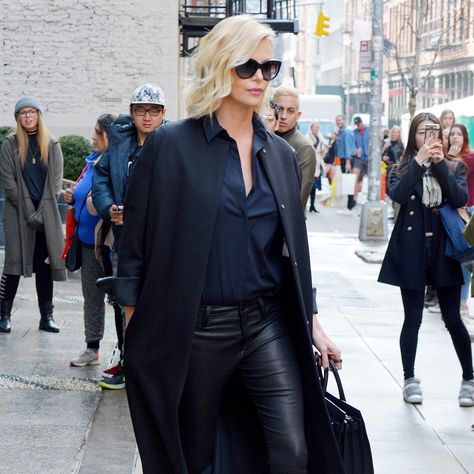 Charlize Theron Is Giving Kendall Jenner a Run for Her Money in These Leather Pants Charlize Theron Style, Style Over 50, Dress Body Type, Romantic Outfit, Estilo Chic, Celebrity Street Style, Charlize Theron, 60s Fashion, Luxury Style