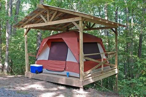 A tent on a platform! Tent Camping Essentials, Mini Chalet, Tent Platform, Tent Living, Glamping Ideas, Cabin Tent, Bushcraft Camping, Cabin Camping, Camping Tents