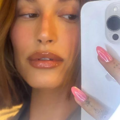 Hailey Bieber's 18 Best Nail Looks Solidify Her Status as a Manicure Icon Hayley Bieber Nails, Bubblegum Nails, Hailey Rhode Baldwin, Barbie Pink Nails, Neon Green Nails, Pink Chrome Nails, Amanda Lee, Baby Blue Nails, Tie Dye Nails