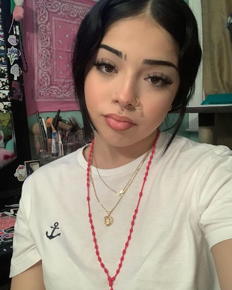 Eyebrow Slits, Cute Nose Piercings, Girly Makeup, Latina Makeup, Minimalist Necklace Gold, Face Piercings, Nose Piercings, Cute Piercings, Facial Piercings