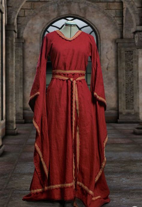 Red bliaut with a flaring skirt and sleeves to the elbow and then widening to wrist in a trumpet shape. 12 Century Clothing, 12th Century Clothing Women, Bliaut Dress, 12th Century Dress, Medieval Dress Diy, Womens Medieval Dress, Medieval Dress Princess, Medieval Dress Pattern, Medieval Things