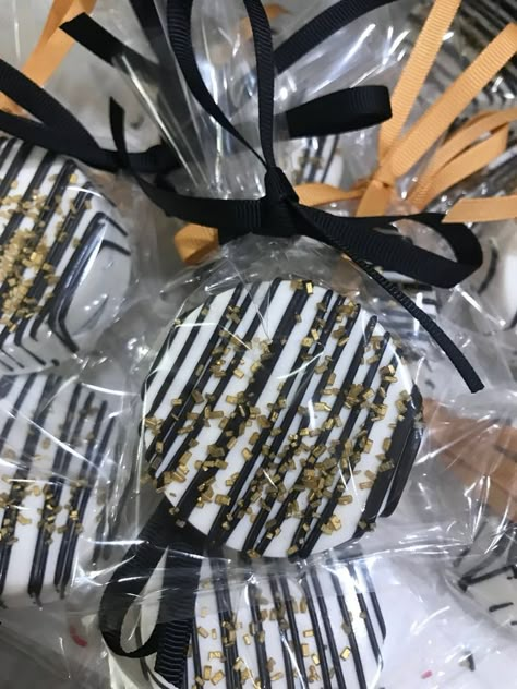 Masquerade Desserts, Dessert Crafts, Hajj Party, Gold Treats, Bae Birthday, Graduation Desserts, Chocolate Creations, Chocolate Covered Pretzel Rods, Oreo Flavors