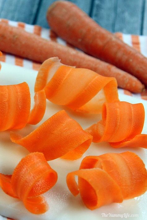 These easy Carrot Curls make colorful, edible garnishes on salads, plates and party antipasto platters. They're also a fun alternative to carrot… How To Cut Carrots, Brunch Potatoes, Garnishing Ideas, Fancy Food Presentation, Garnish Ideas, Food Garnish, Deco Fruit, Roasted Baby Potatoes, Japanese Food Bento