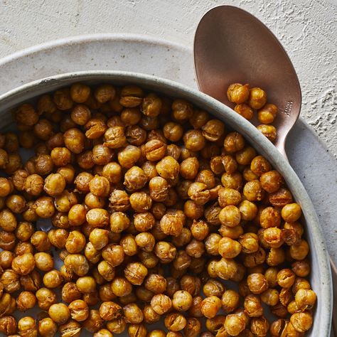 Air-Fryer Crispy Chickpeas Chickpea Snacks, Chickpeas Recipe, Veggie Chips, Homemade Granola Bars, Crispy Chickpeas, Chickpea Recipes, Dash Diet, Hummus Recipe, Roasted Chickpeas