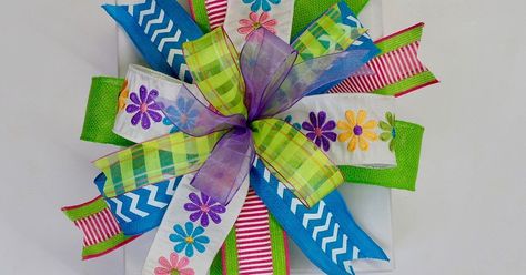 Ribbon Bows For Gifts, Bows Out Of Ribbon, Pro Bow The Hand, Making Bows For Wreaths, Bow Making Tutorials, Diy Wreath Bow, Pro Bow, Bow Maker, Homemade Bows