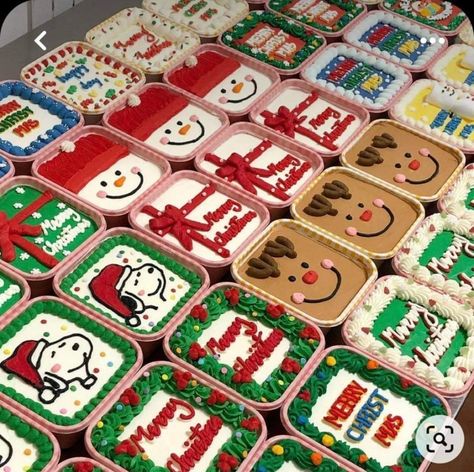 Lunchbox Cake Christmas, Tiny Christmas Cakes, Mini Tray Cakes Ideas, Christmas Lunch Box Cake, Christmas Lunchbox Cake, Mini Christmas Cakes Ideas, Thanksgiving Mini Cakes, Mini Tray Cakes, Tiny Cakes Ideas