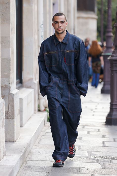 Xuly.Bët Spring 2023 Ready-to-Wear Fashion Show Collection: See the complete Xuly.Bët Spring 2023 Ready-to-Wear collection. Look 20 Men Jumpsuit Fashion, Jumpsuit Outfit Men, Sebastian Costume, 2023 Ss Collection, Denim Jumpsuit Outfit, 70s Boys, Overalls Boys, Fashion Jumpsuits, Denim Jeans Outfit