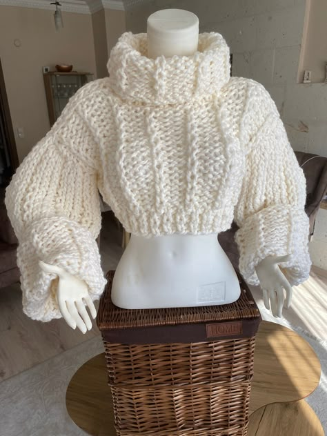 High Cropped Sweater, Crochet Sleeves Outfit Aesthetic, Neck Turtle Outfit, Hollow Out Sweater Outfit, Jumper Winter Outfit, Crochet Winter Top, Knit Crop Top Outfit, Crochet High Neck Top, Crop Crochet Sweater