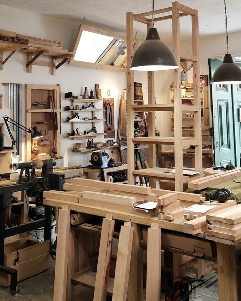 @ateliermateus #marcenaria #woodworking #joinery #frenchoak Jewelry Bench, Work Shop Building, Studio Workspace, Garage Workbench, Home Brewery, Artist Studios, Woodworking Joinery, Garage Work Bench, Leather Workshop