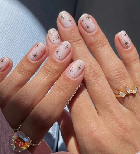 Simple Nails Pattern, Minimal Gel Nail Designs, Biab Designs Ideas Short, Structured Manicure Ideas Short Nails, Nails With Minimal Design, Winter 2023 Nail Trends, Minimal Nail Ideas, Anniversary Nails, Minimal Nail