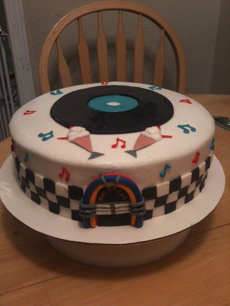 50s rock and roll cake - 50s theme cake.  fondant jukebox, record, and ice cream floats.  fondant checkered sides.  buttercream frosting. Roll Cake Birthday, Skeleton Cakes, Rock And Roll Cake, 1950s Cake, 50s Cake, Record Cake, 50s Theme, Music Themed Cakes, 50s Rock And Roll