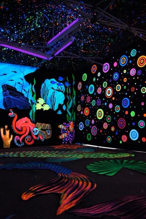 smoking room #Follow Yasholo @unreal_shakespeare Black Light Room, Glow Party Decorations, Visuell Identitet, Trippy Room, Light Party, Blacklight Party, Hippy Room, Chill Room, Neon Room