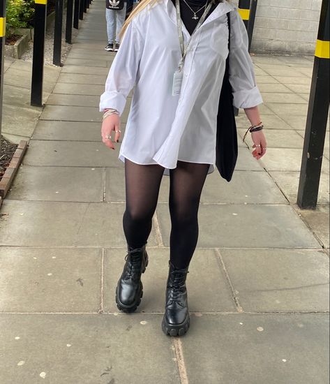 White Shirt And Tights Outfit, Oversized Shirt With Tights, Oversized Shirt And Tights, Oversized Dress Shirt Outfit, Oversized Boots, Oversized Dress Shirt, Uni Fits, Mens White Dress Shirt, Black Opaque Tights