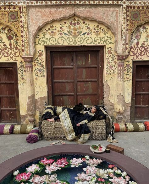 haveli photo shoot architecture Pakistani Haveli, Desi Bedroom Decor, Qawali Aesthetic, Pakistani Home Decor, South Asian Aesthetic, Pakistani Culture, Desi Fashion Casual, Desi Aesthetic, Indian Aesthetic