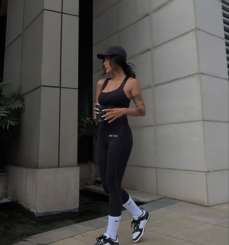 Long Socks On Leggings, Long Sock Leggings Outfit, Nike Sock Outfits Leggings, Gym Socks Outfit, Long Socks Outfits, Outfits With Socks, White Socks Outfit, Gym Shorts Outfit, Dunk Outfit